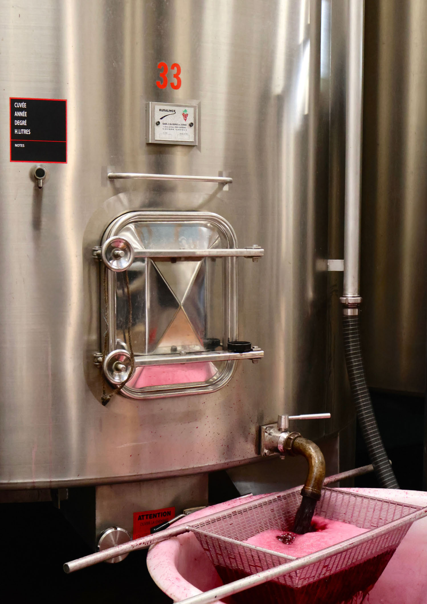 The first hints of<br />
fermentation nicely fill the<br />
cellar with their scent